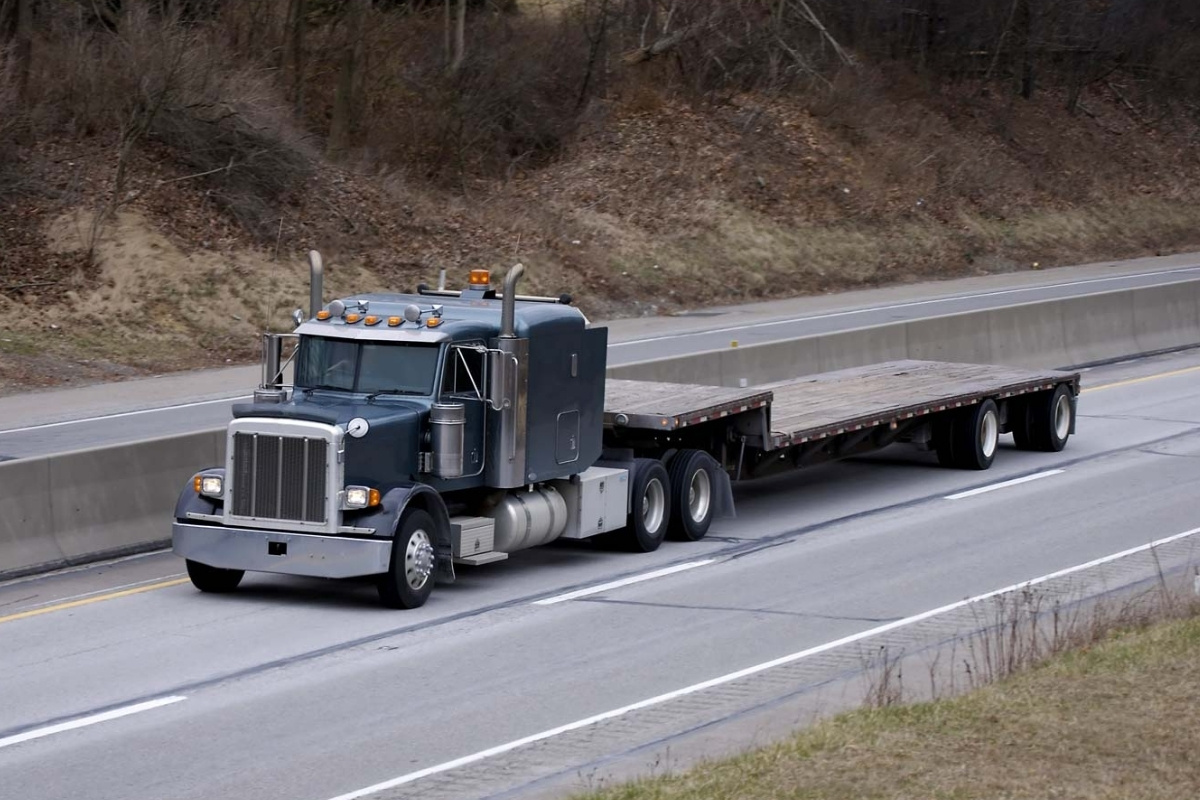Commercial flatbed stepdeck trailer cargo